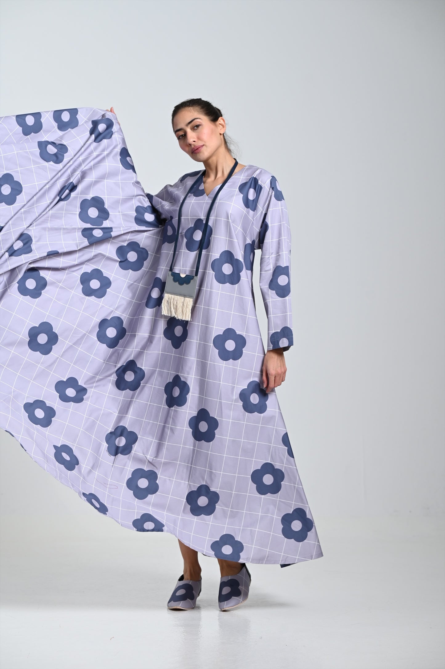 فستان أزرق فاتح وقلادة جلدية