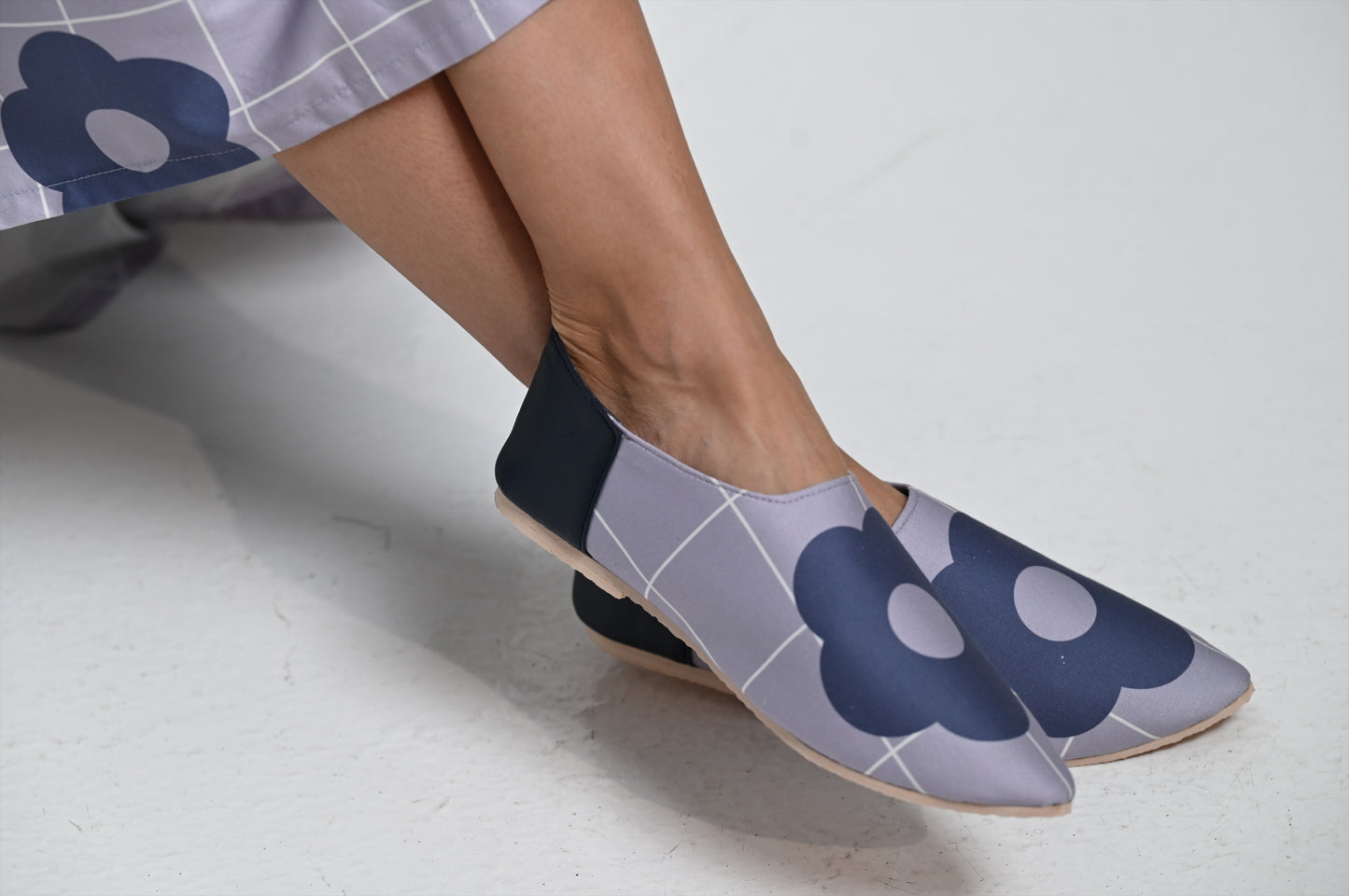 حذاء أزرق بطبعة وردة بحرية