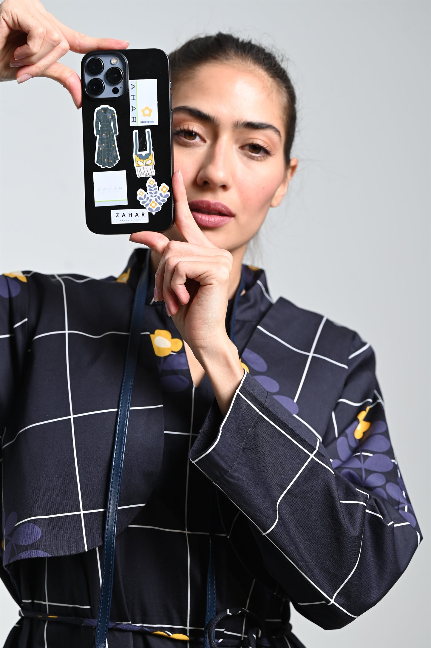 فستان زهري أصفر وقلادة جلدية