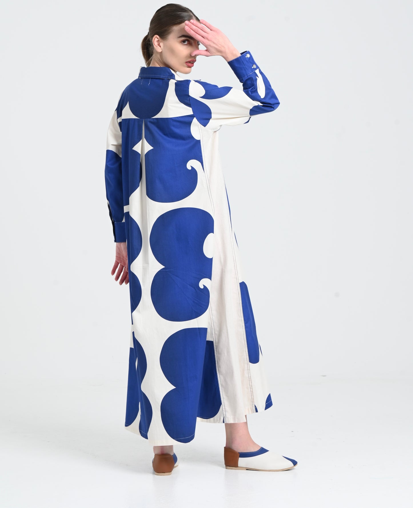 قميص أزرق داكن