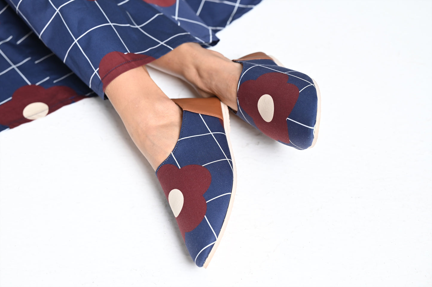 حذاء أزرق داكن بطبعة عنابي