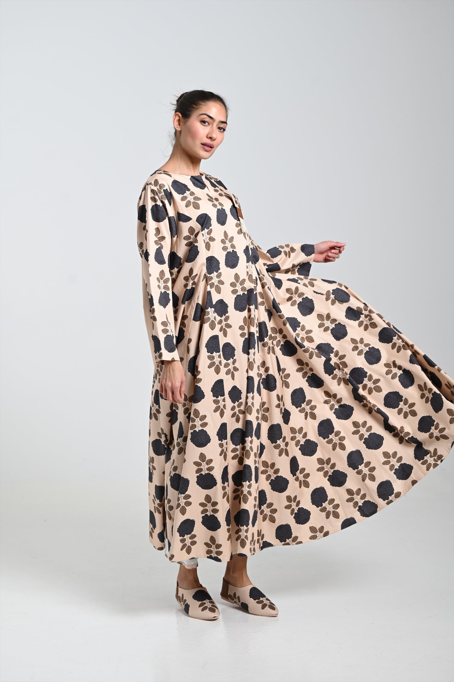 فستان بيج مع بروش جلدي