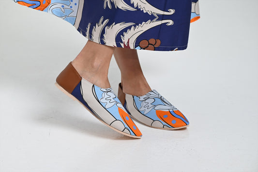 حذاء أزرق داكن بألوان مختلفة