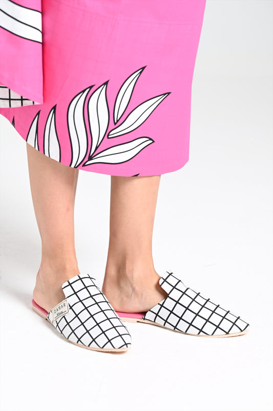 حذاء من القماش المربّع والجلد الوردي