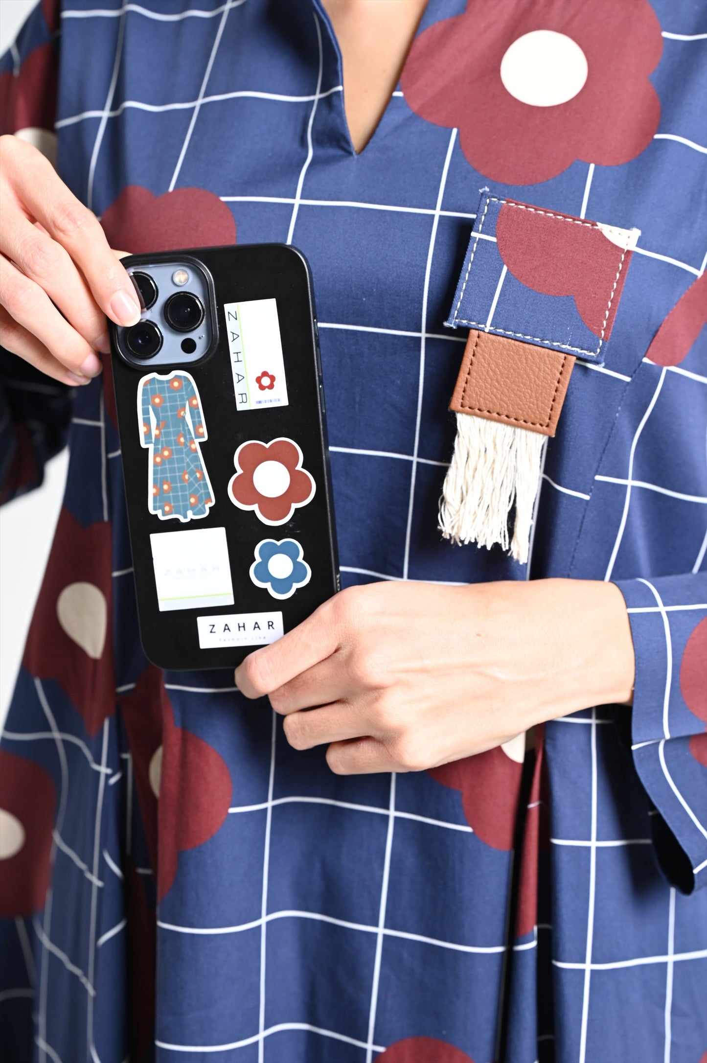 فستان كحلي بطبعة وردة عنابية مع دبوس جلدي