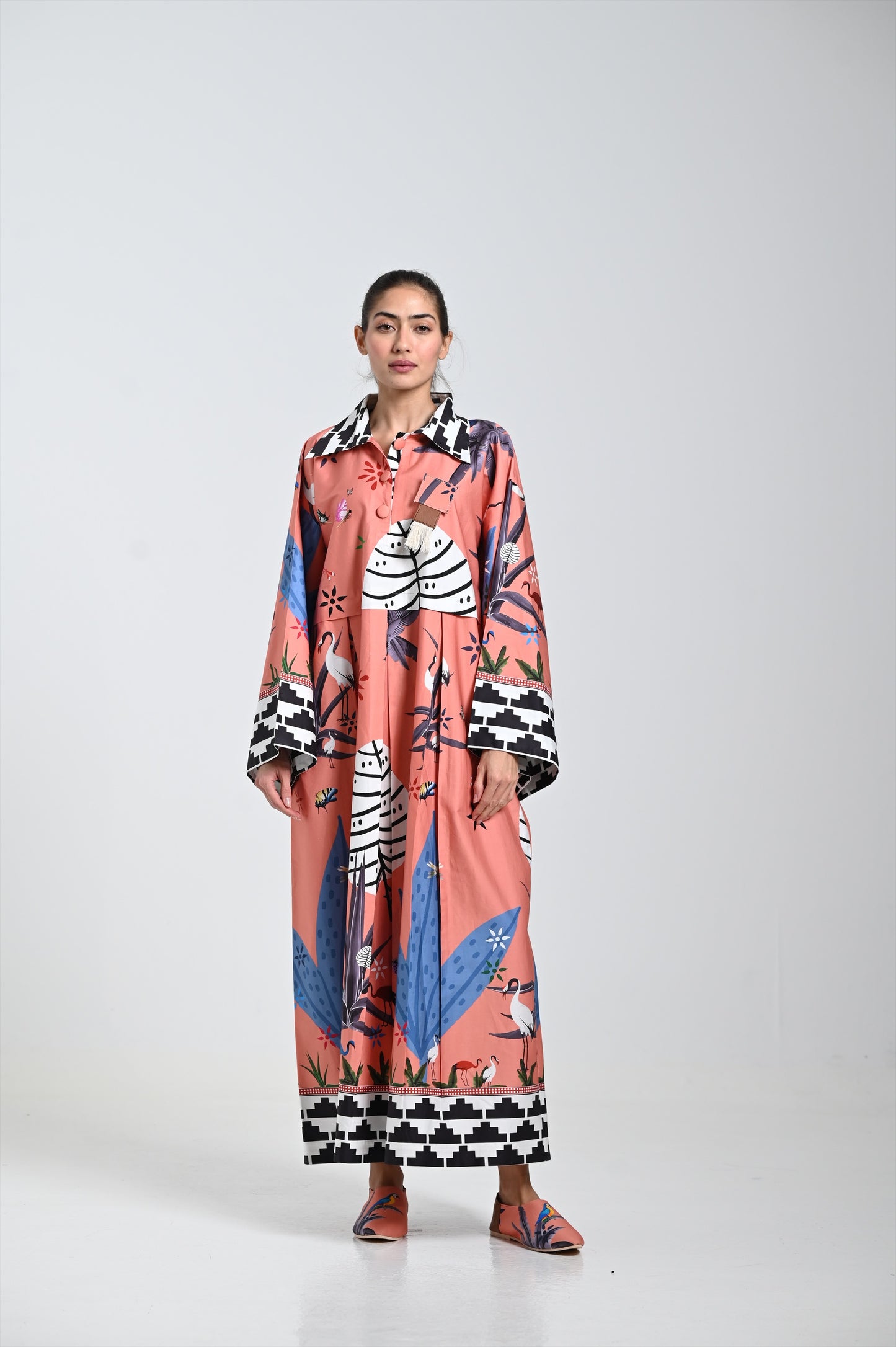 فستان وردي ودبوس جلدي