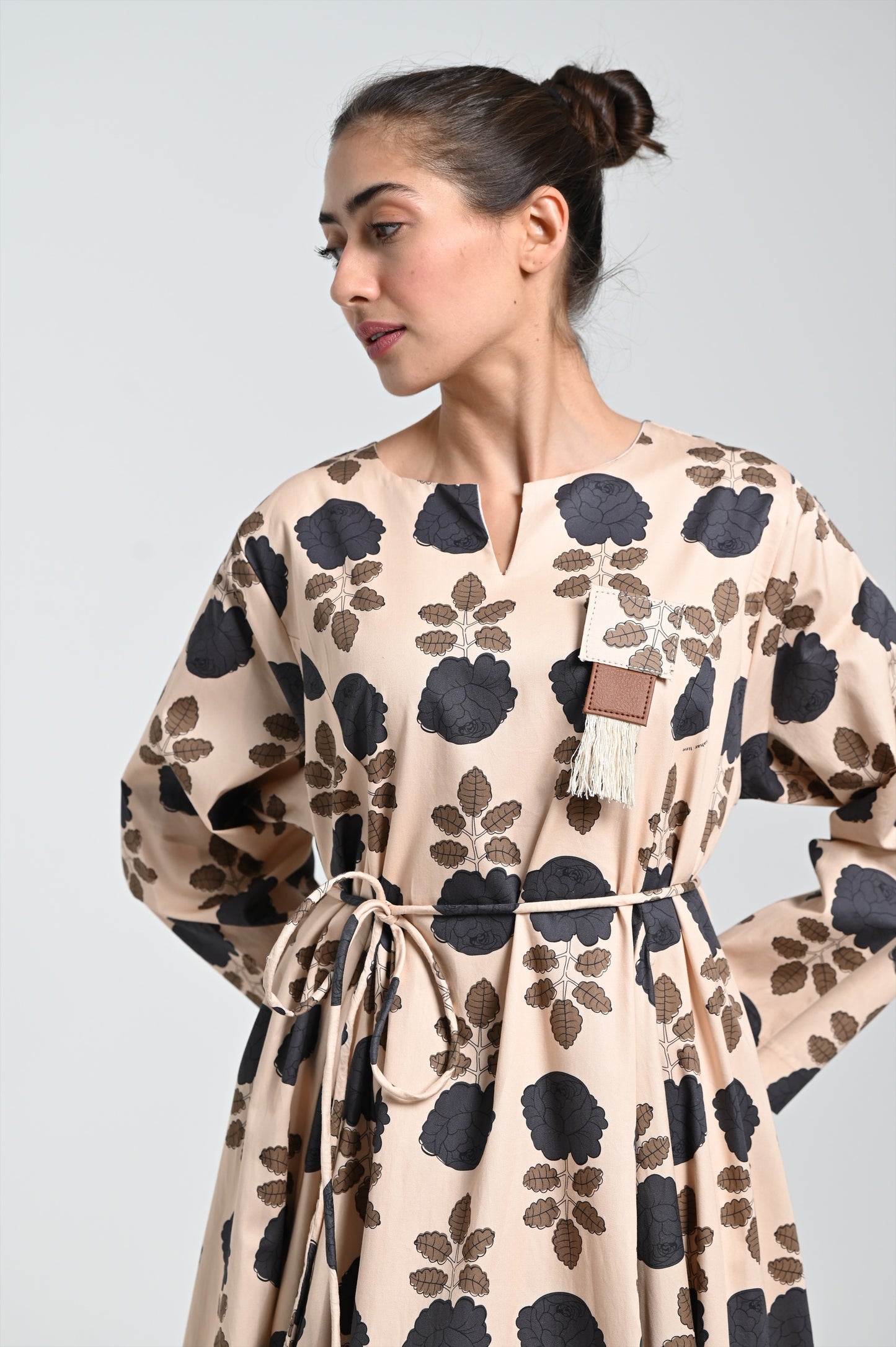 فستان بيج مع بروش جلدي