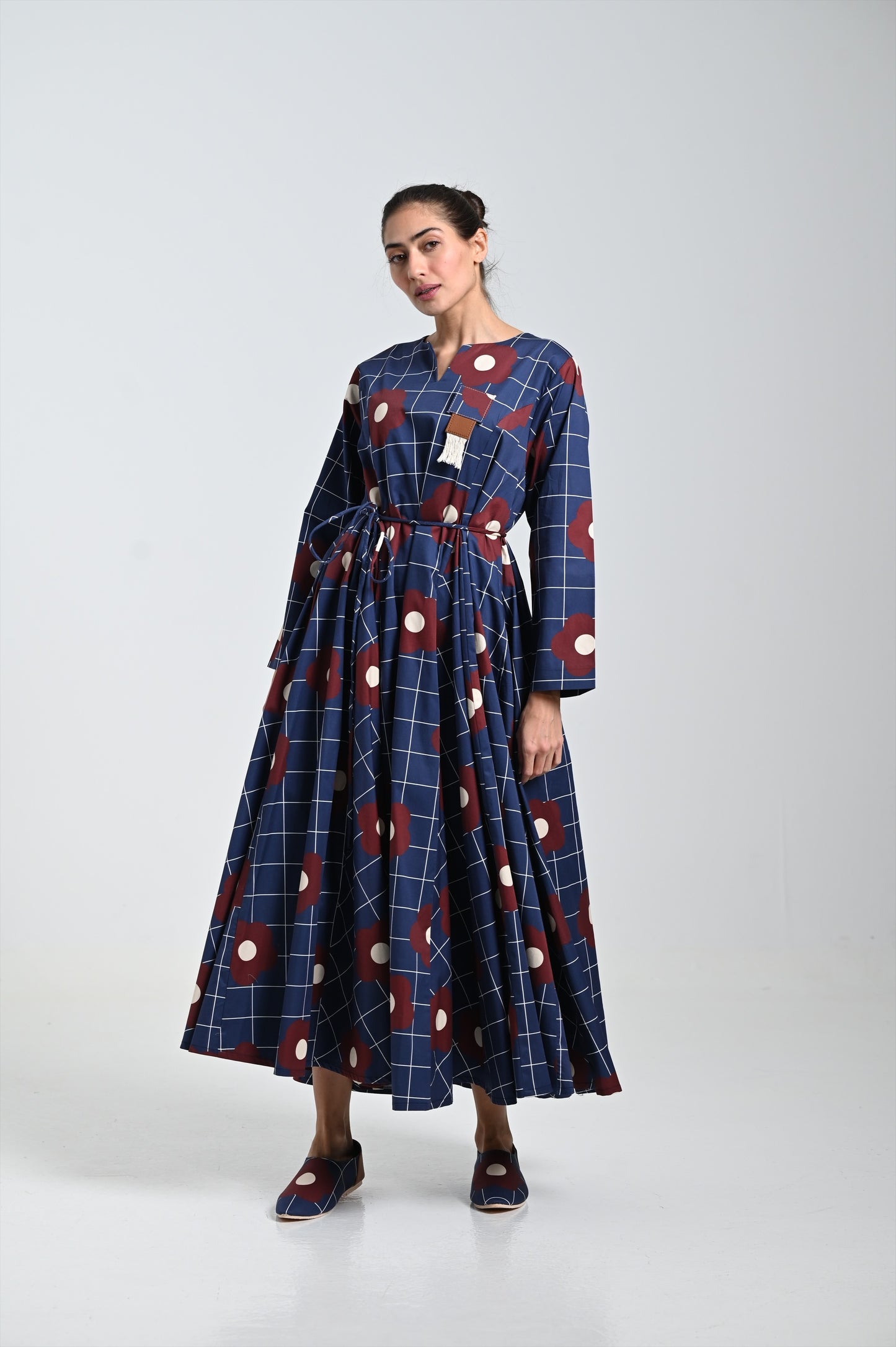 فستان كحلي بطبعة وردة عنابية مع دبوس جلدي