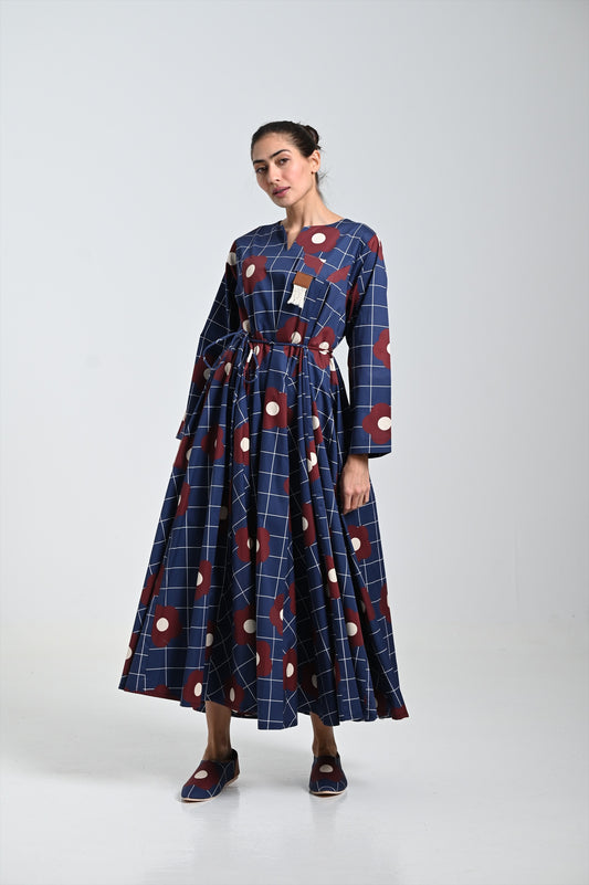 فستان كحلي بطبعة وردة عنابية مع دبوس جلدي