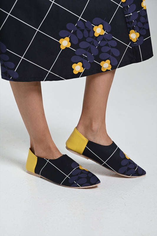 حذاء أزرق داكن مع ورود صفراء