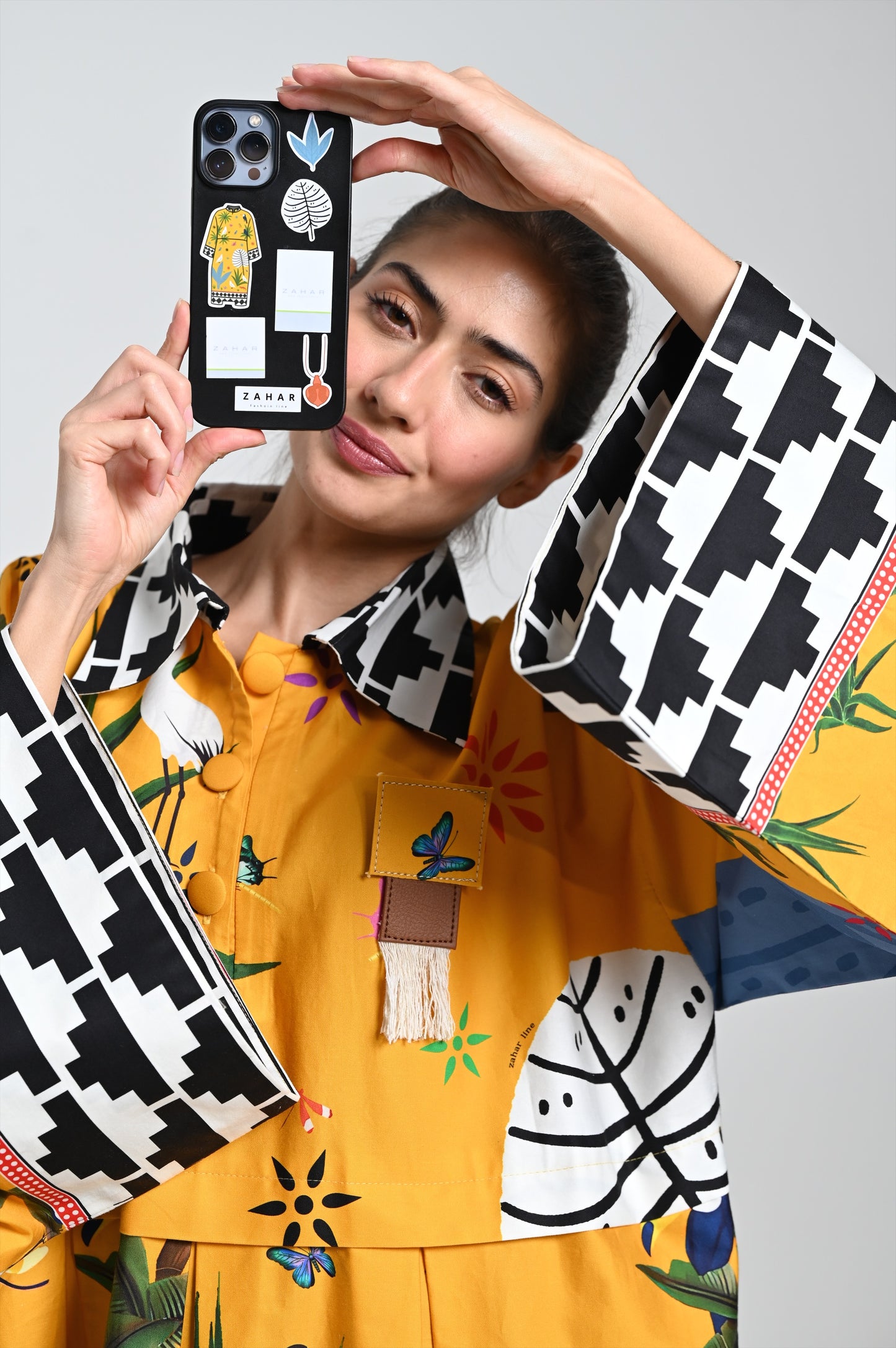 فستان أصفر غامق مع دبوس جلدي