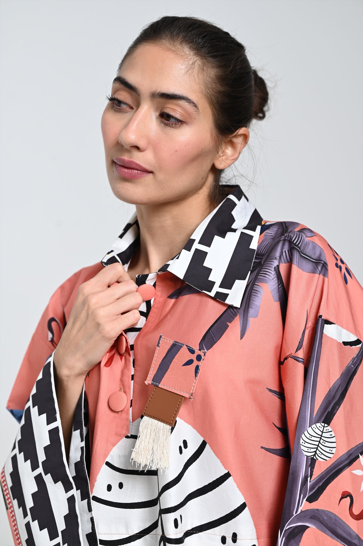 فستان وردي ودبوس جلدي