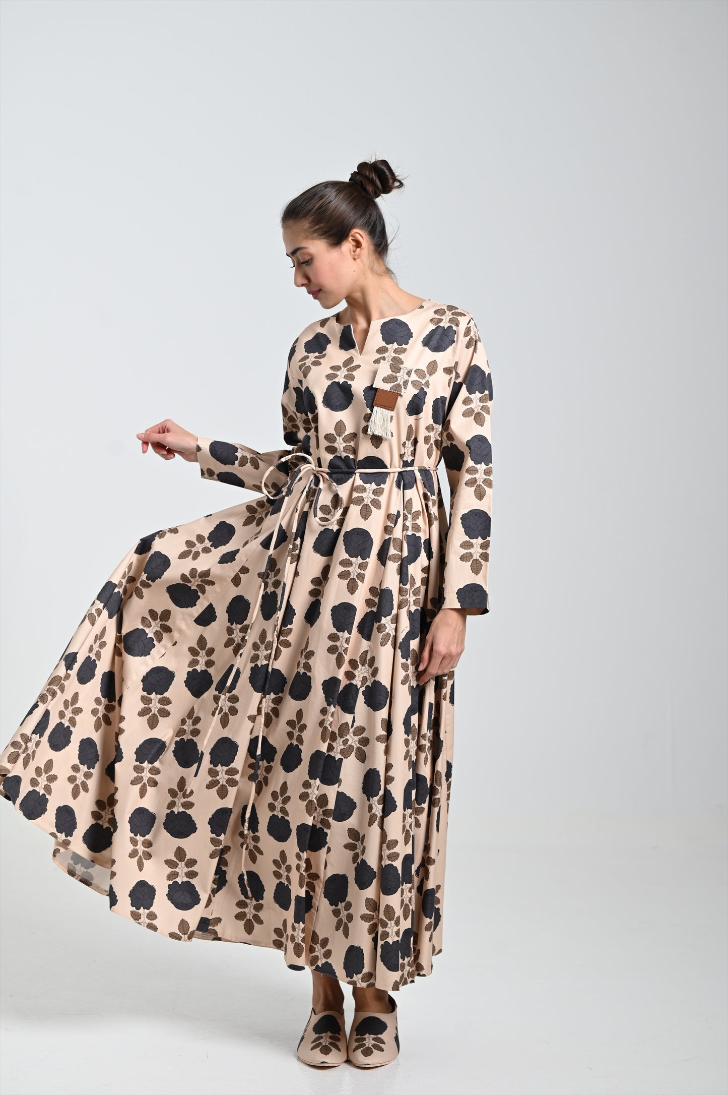 فستان بيج مع بروش جلدي