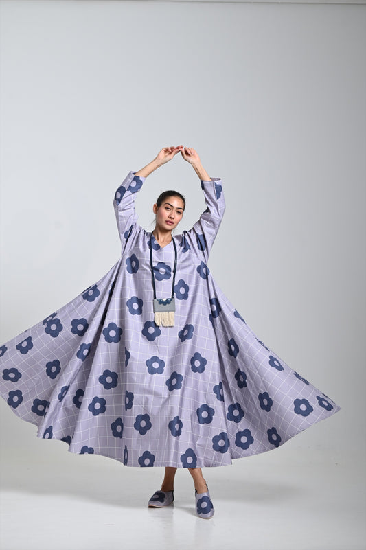 فستان أزرق فاتح وقلادة جلدية