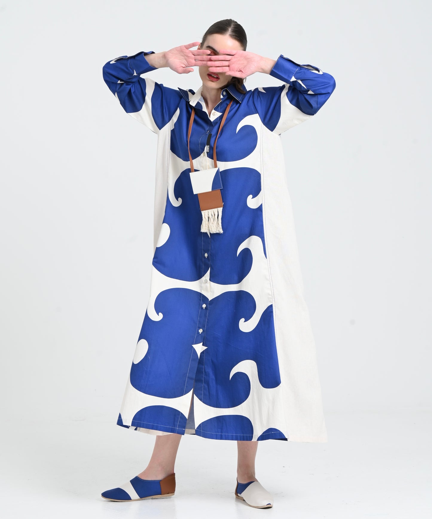 قميص أزرق داكن