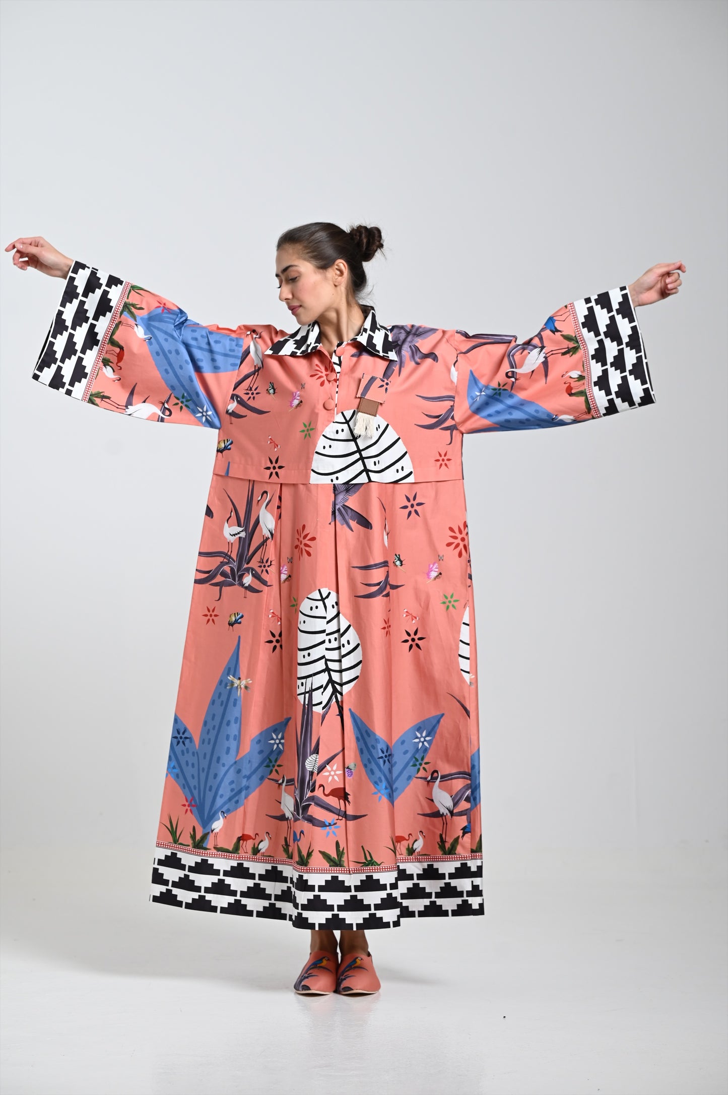 فستان وردي ودبوس جلدي