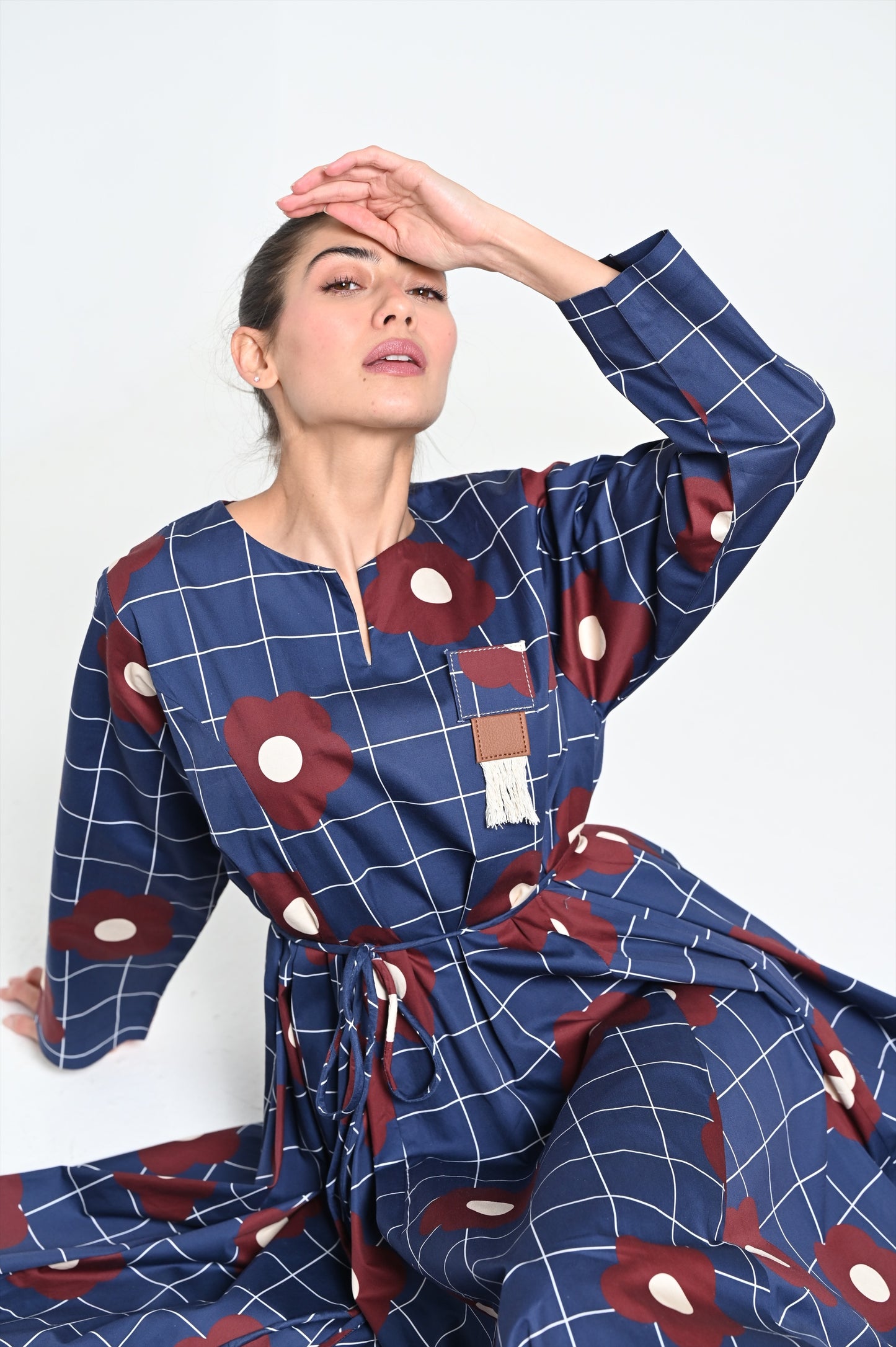 فستان كحلي بطبعة وردة عنابية مع دبوس جلدي