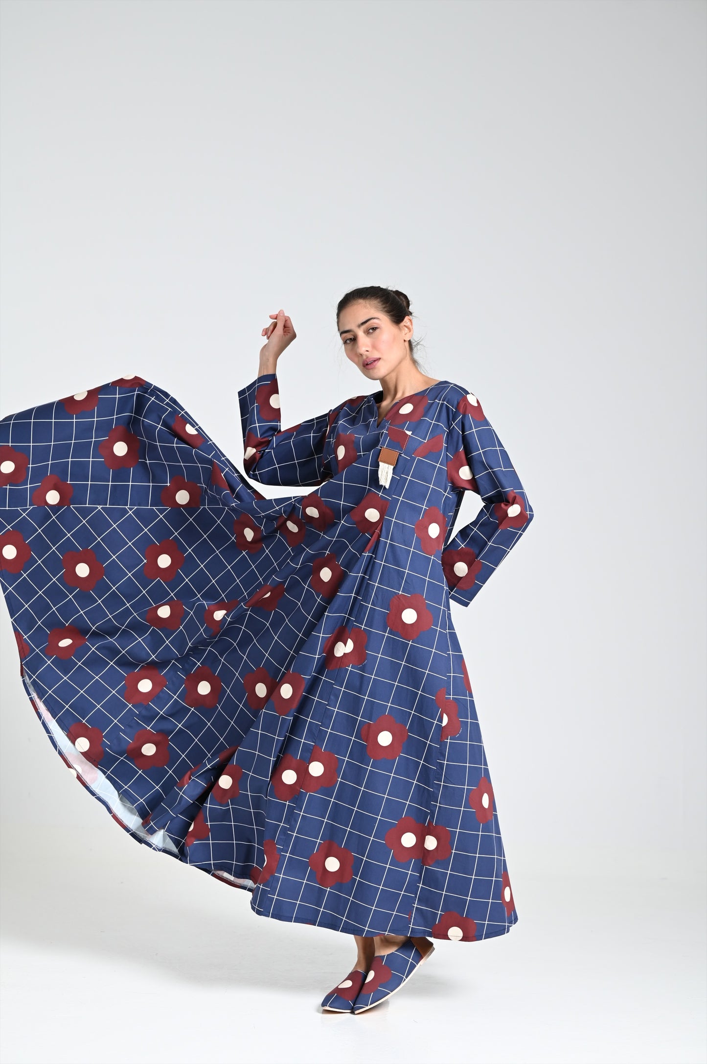 فستان كحلي بطبعة وردة عنابية مع دبوس جلدي