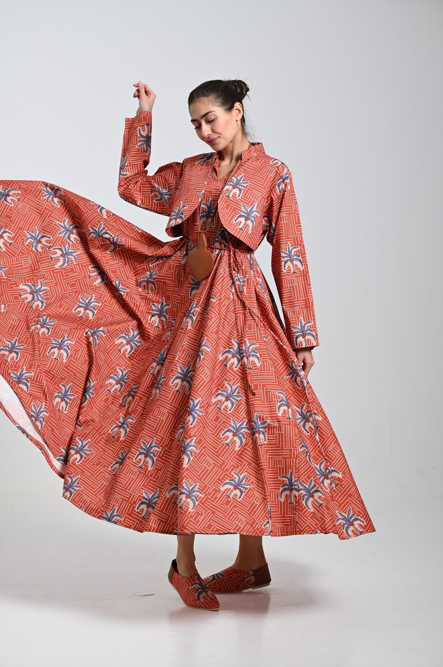 فستان برونزي بطبعة نخيل وقلادة جلدية