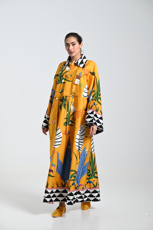 فستان أصفر غامق مع دبوس جلدي