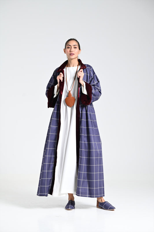 فساتين بيضاء وزرقاء وقلادة جلدية