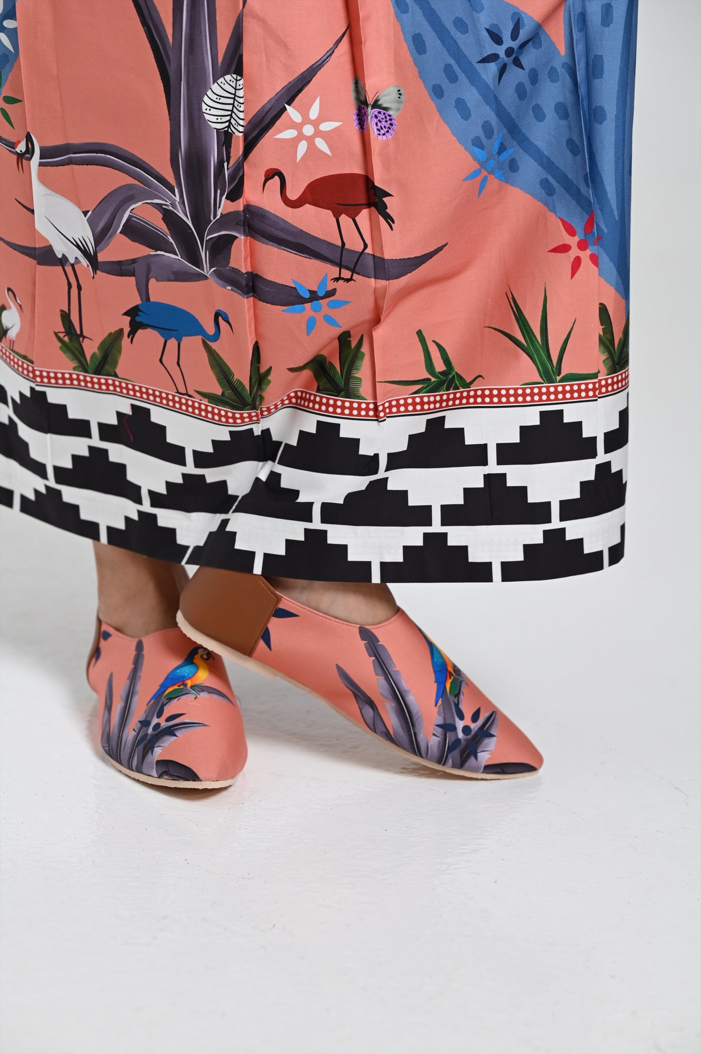 حذاء وردي بطبعة طبيعية