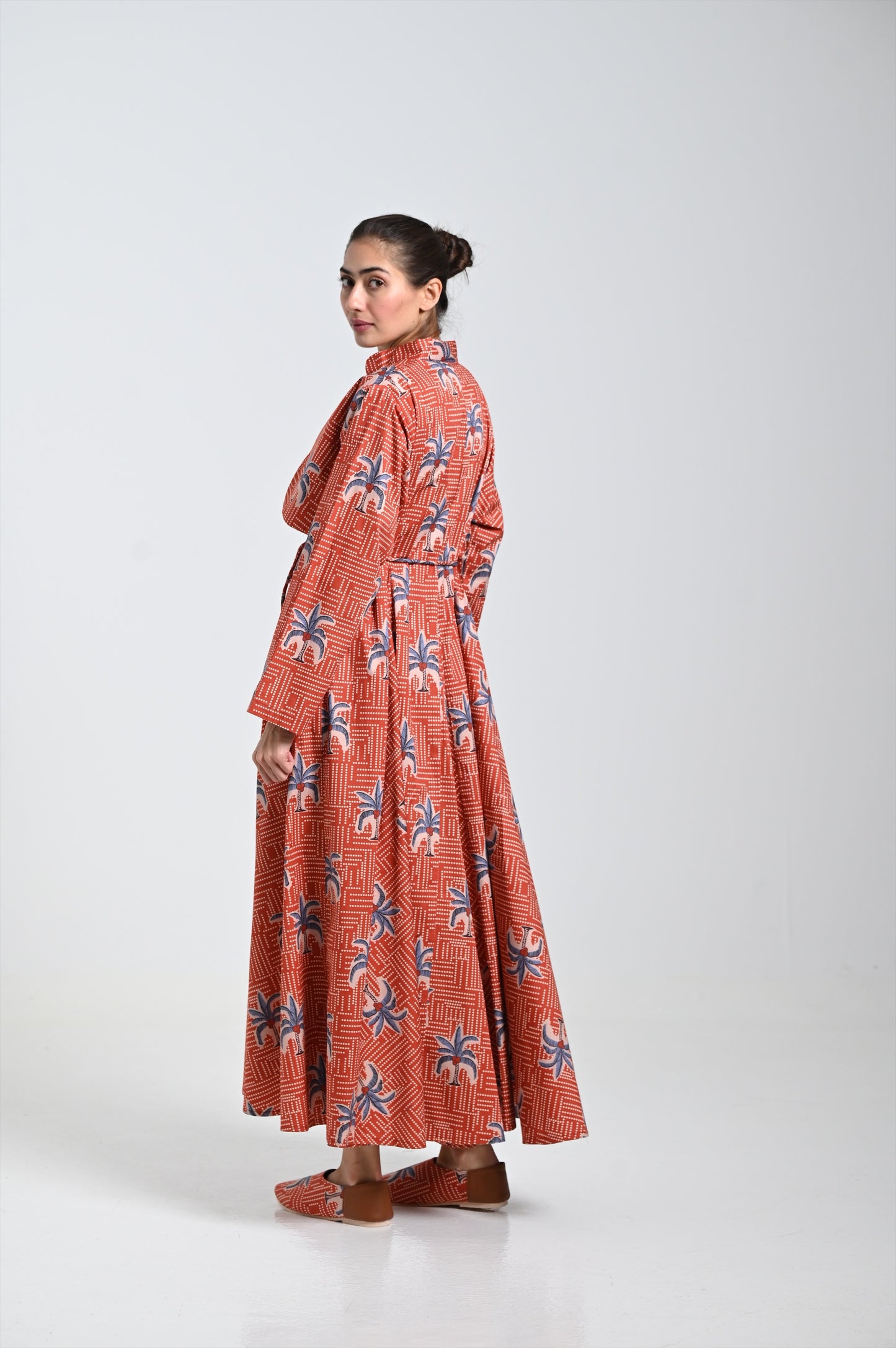 فستان برونزي بطبعة نخيل وقلادة جلدية