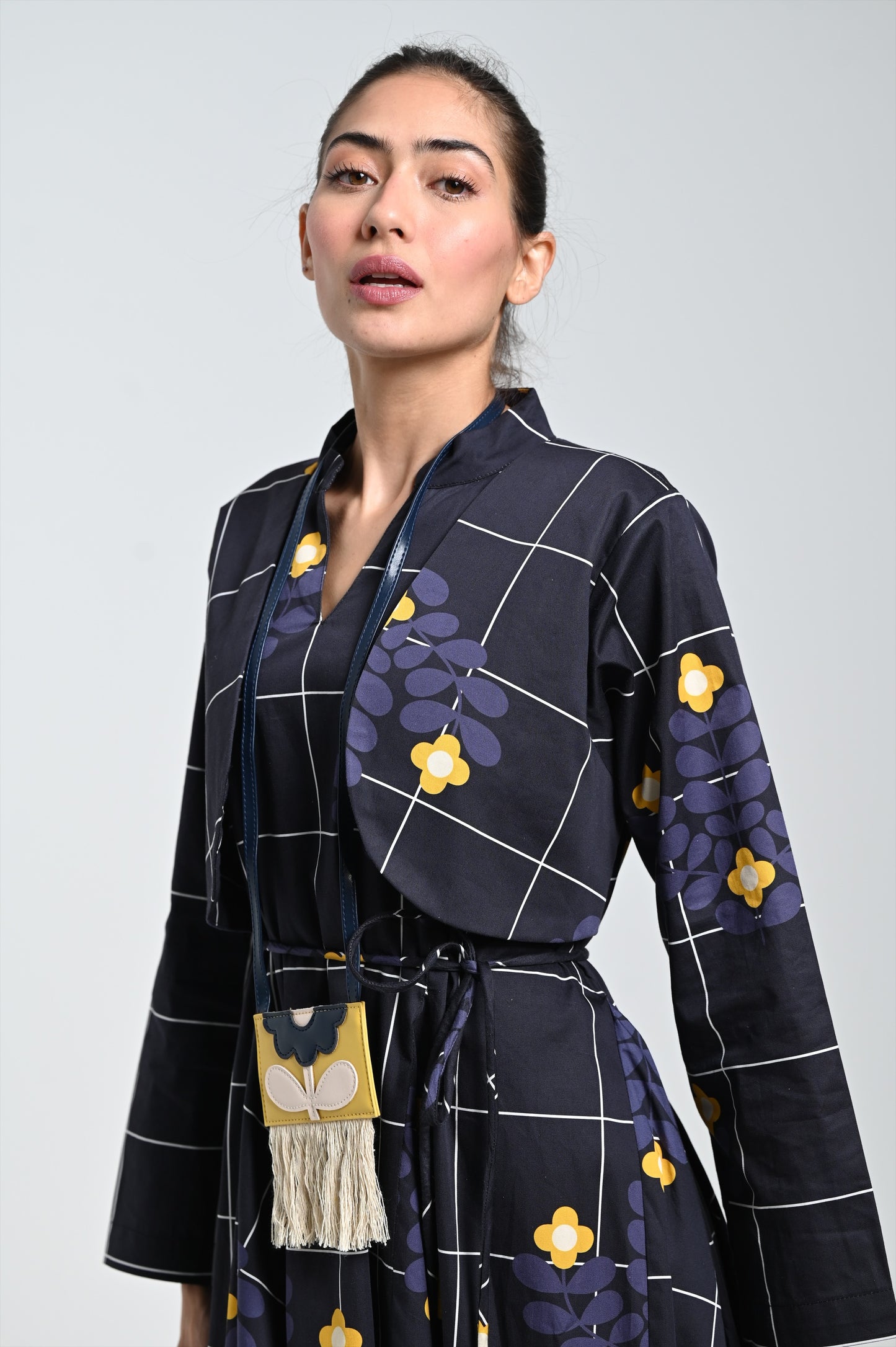 فستان زهري أصفر وقلادة جلدية