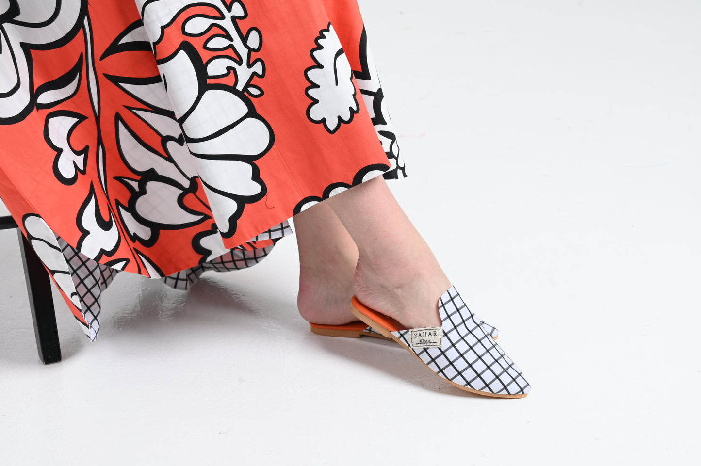 حذاء برتقالي