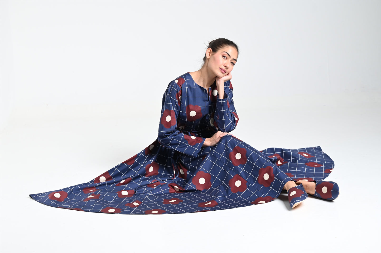 فستان كحلي بطبعة وردة عنابية مع دبوس جلدي