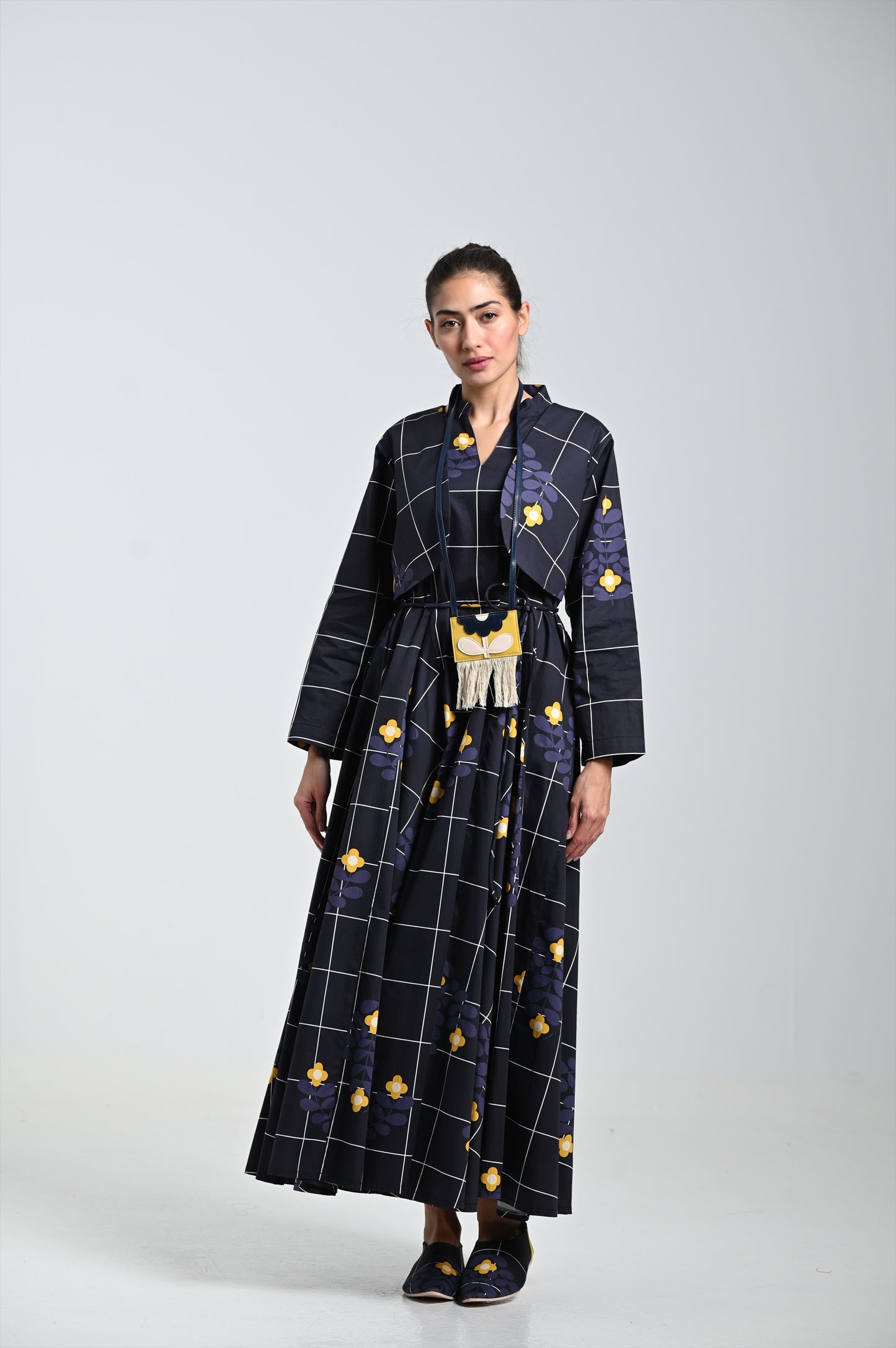 فستان زهري أصفر وقلادة جلدية